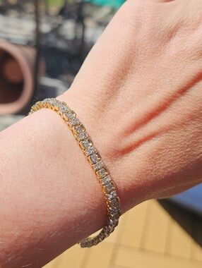 10K yellow gold and diamond bracelet measuring 7.5" long with a series of (30) y